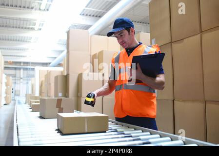 Arbeiter in einem Warenlager - Lagerung und Transport von Waren per Versandhandel - Nahaufnahme Foto Stockfoto