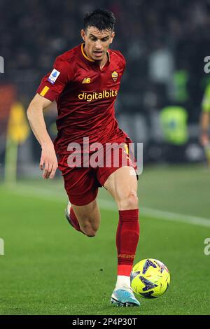Roger Ibanez von Roma in Aktion während der italienischen Meisterschaft Serie A Fußballspiel zwischen AS Roma und dem FC Juventus am 5. März 2023 im Stadio Olimpico in Rom, Italien - Foto: Federico Proietti/DPPI/LiveMedia Stockfoto