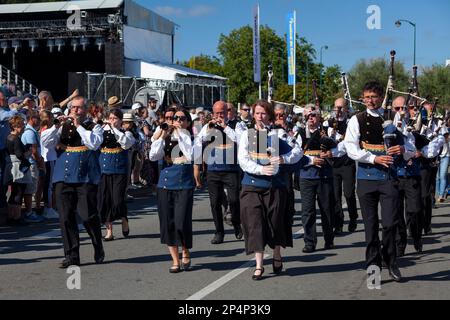 Quimper, Frankreich - Juli 24 2022: Musiker von Bagad an erge Vras aus Ergué-Gabéric während des Festivals Cornouaille. Stockfoto