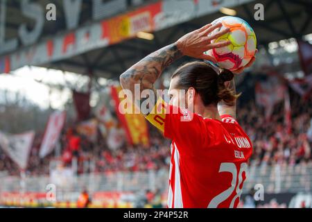 Berlin, Deutschland. 04. März 2023. Basketball: Bundesliga, Alba Berlin - FC Bayern München, Hauptrunde, Spieltag 22, Mercedes-Benz Arena. Christopher Trimmel von Union Berlin wirft den Ball. Kredit: Andreas Gora/dpa/Alamy Live News Stockfoto