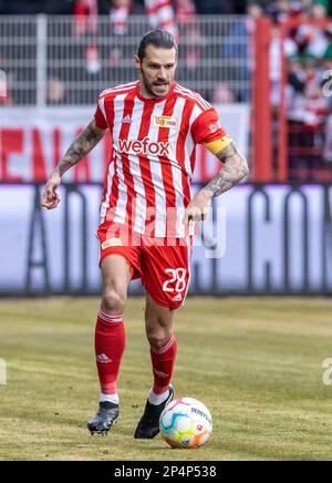 Berlin, Deutschland. 04. März 2023. Basketball: Bundesliga, Alba Berlin - FC Bayern München, Hauptrunde, Spieltag 22, Mercedes-Benz Arena. Christopher Trimmel von Union Berlin spielt den Ball. Kredit: Andreas Gora/dpa/Alamy Live News Stockfoto