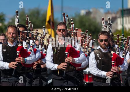 Quimper, Frankreich - Juli 24 2022: Musiker der Bagad Cap Caval aus Plomeur während des Cornouaille Festivals. Stockfoto