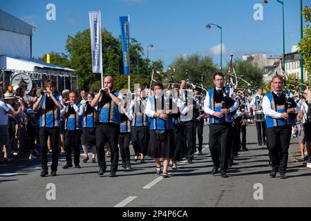 Quimper, Frankreich - Juli 24 2022: Musiker des Bagad Ergué-Armel während des Cornouaille Festivals. Stockfoto