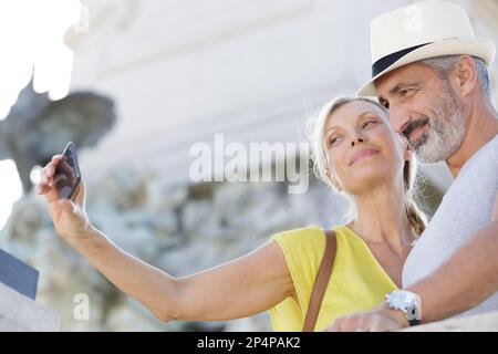 Reifes Paar unter selfie draußen mit smart phone Stockfoto