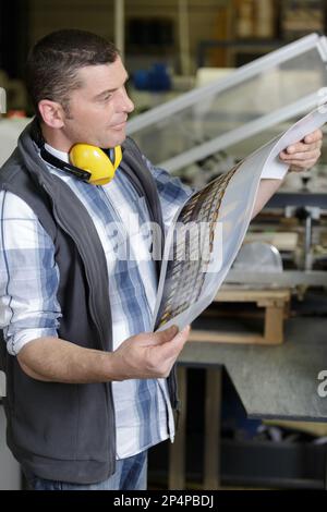 Operative Überprüfung der Druckqualität in der Druckerei Stockfoto