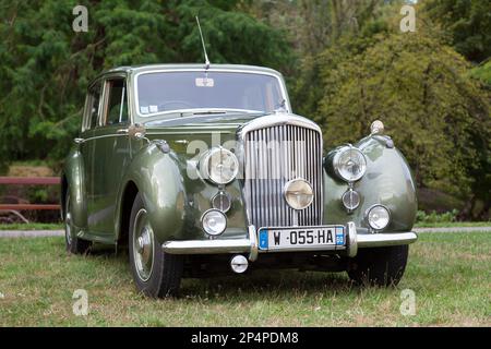 Lamorlaye, Frankreich - September 06 2020: Die 4-türige Standard-Sportlimousine Bentley Mark VI aus Stahl war der erste Luxuswagen von Bentley nach dem Krieg. Stockfoto