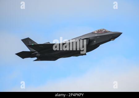 RAF Valley, Holyhead, Wales am 2 2023. März. US Air Force F-35A Stealth-Flugzeug fliegt Stockfoto