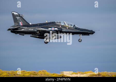 RAF Valley, Holyhead, Wales am 2 2023. März. Royal Air Force Hawk Training Jet Landung Stockfoto