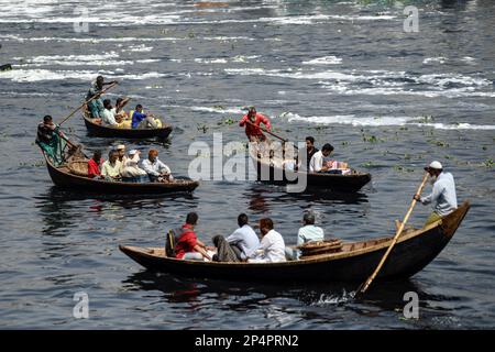 Dhaka, Bangladesch. 06. März 2023. Es werden Boote gesehen, die Passagiere über den verschmutzten Fluss Buriganga in Dhaka transportieren. Die Verschmutzung des Flusses Buriganga ist aufgrund der flüssigen Abfälle, die aus der Textilindustrie abgelassen werden, gravierend geworden. Die natürliche Farbe des Wassers ist verloren gegangen. Kredit: SOPA Images Limited/Alamy Live News Stockfoto