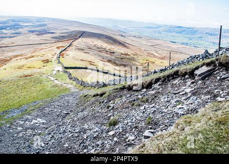 Der Weg von Horton ist entlang der Mauer, die von rechts eindringt. Dann geht es über Pfähle und den steilen Hang hinauf zum Gipfel des Pen-y-Gent. Stockfoto