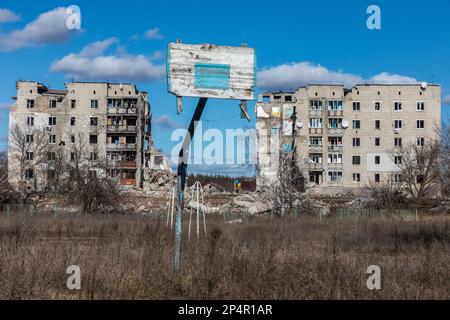 Blick auf zerstörte Häuser als Folge von Raketen- und Artilleriebeschuss durch die russische faschistische Armee. Sechs Monate nach dem Rückzug der russischen Armee wird das Leben in Izyum allmählich besser, da Strom und Wasser zur Verfügung stehen, aber die Stadtbewohner leiden immer noch unter der Kälte: Kaputte Kessel funktionieren nicht und die Einheimischen wärmen sich mit Hütten auf. Die Stadt steht zwar nicht mehr unter Beschuss, aber das Risiko einer Explosion ist immer noch hoch: Minen, Stolperdrähte oder nicht explodierte Granaten sind immer noch überall. Izyum wurde am 10. September 2022 während einer Gegenoffensive der ukrainischen Streitkräfte in der Region Charkiv befreit. T Stockfoto