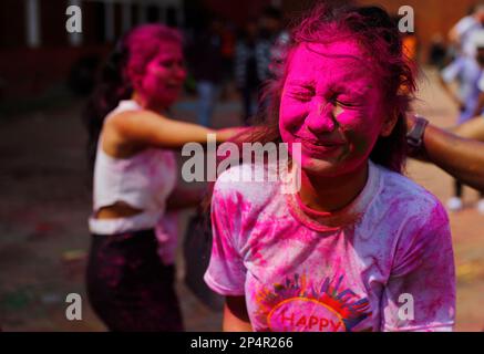 Kathmandu, Nepal. 6. März 2023. Feierlich feiern feierlich feiert Fagu Purnima, auch bekannt als Holi, das Festival der Farben in Kathmandu, Nepal. (Kreditbild: © Skanda Gautam/ZUMA Press Wire) NUR REDAKTIONELLE VERWENDUNG! Nicht für den kommerziellen GEBRAUCH! Stockfoto