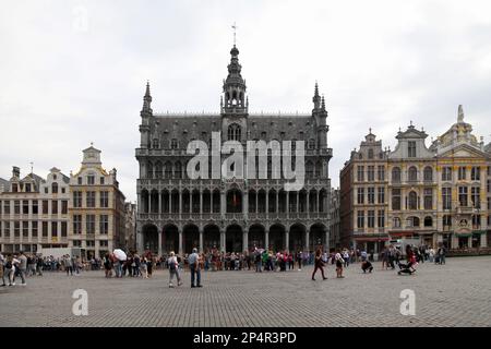 Brüssel, Belgien - 26. August 2017: Touristenmassen gegenüber dem Königshaus (Maison Du ROI) am Stadtplatz (Grand Place) in Brüssel. Stockfoto