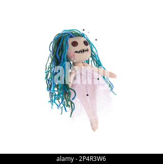 Eine Frau stach Voodoo-Puppe mit Nadel auf weißem Hintergrund ein, Nahaufnahme. Fluch-Zeremonie Stockfoto