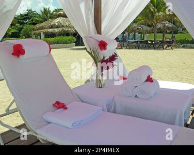 Ein Strandbett in einem karibischen Resort Stockfoto