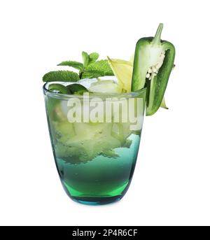 Würziger Cocktail mit Jalapeno, Karambola und Minze isoliert auf Weiß Stockfoto