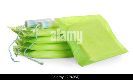 Menstruationseinlagen und Tampons auf weißem Hintergrund. Gynäkologische Betreuung Stockfoto