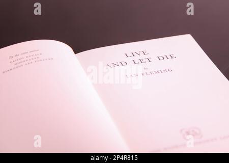 James Bond altes Hardback-Buch "Live and Let die" von Ian Fleming Stockfoto