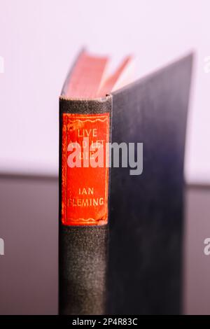 James Bond altes Hardback-Buch "Live and Let die" von Ian Fleming Stockfoto