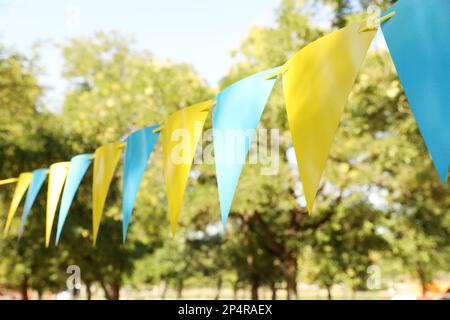 Bunte Flaggen im Park. Partydekor Stockfoto