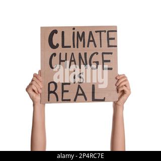 Der Protestant hält ein Plakat mit dem Text Klimawandel ist real auf weißem Hintergrund, Nahaufnahme Stockfoto