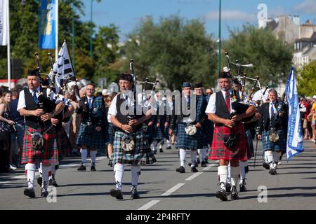 Quimper, Frankreich - Juli 24 2022: Musiker des Club Kilt du Pays de Lorient während des Cornouaille Festivals. Stockfoto