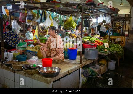 Auf dem Central Market in Phnom Penh, Kambodscha, verkaufen die Bauernhalter frische Produkte und Gemüse. Stockfoto