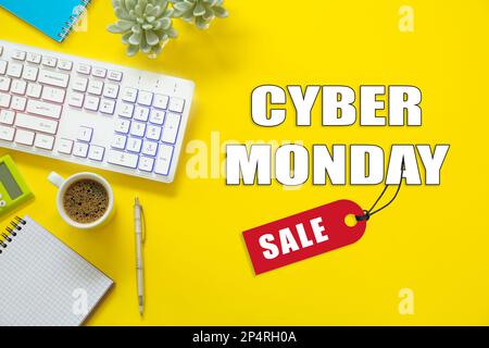 Cyber Monday-Angebote. Moderne Tastatur und Schreibwaren auf gelbem Hintergrund, flach liegend Stockfoto