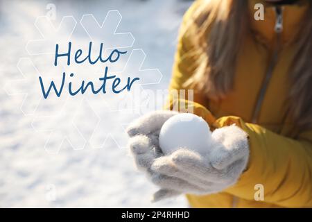 Hallo Winter. Eine Frau, die an sonnigen Tagen im Freien Schneebälle hält, Schließung Stockfoto