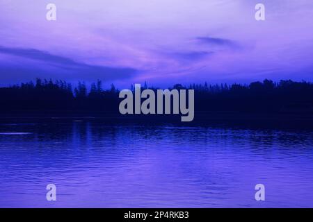 Pop Art surrealer Stil ruhige Seenlandschaft in Blau Stockfoto