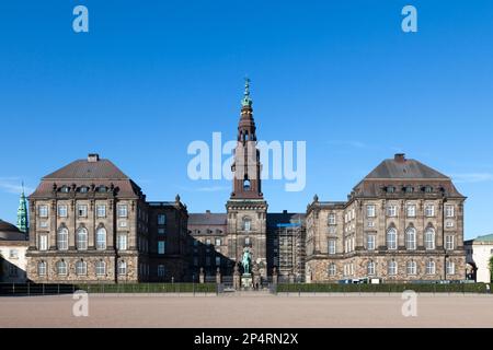 Kopenhagen, Dänemark - Juni 28 2019: Das Schloss Christiansborg (Dänisch: Christiansborg Slot) ist ein Palast und Regierungsgebäude auf der Insel Slots Stockfoto