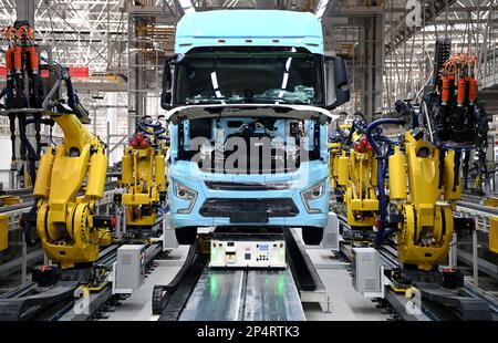 Peking, Chinas Provinz Shaanxi. 27. September 2022. In einem Werk der Shaanxi Automobile Holding Group in Xi'an, Provinz Shaanxi im Nordwesten Chinas, wird am 27. September 2022 ein schwerer Lkw an der Produktionslinie montiert. Kredit: Liu Xiao/Xinhua/Alamy Live News Stockfoto