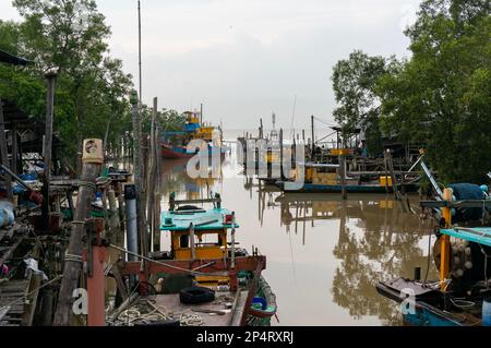 BAGAN DATO, MALAYSIA - 15. Dezember 2014 : Ein Fischerdorf, in dem alle Fischerboote anlegen, nachdem sie mit Fängen aus dem Meer zurückgekehrt sind. Stockfoto