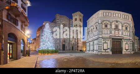 Florenz, Toskana, Italien während der Weihnachtszeit im Dom bei Nacht. Stockfoto