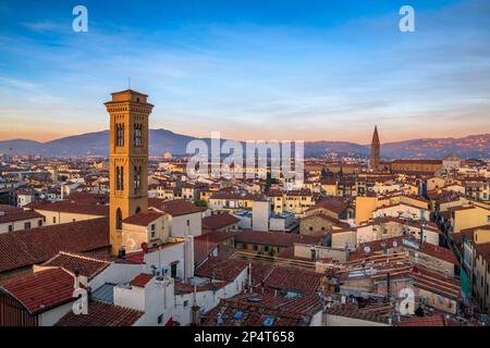 Florenz, Italien, historisches Stadtbild mit Kirchenglockentürmen in der Dämmerung. Stockfoto