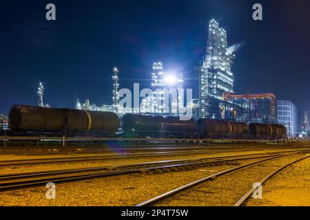 Blick auf Bahngleise und Güterzüge im Hafen von Antwerpen, Belgien Stockfoto