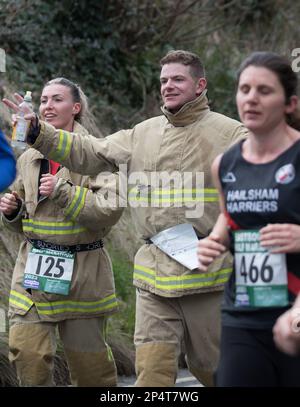 Eastbourne, Großbritannien. 5. März 2023. Läufer, die den 4-Meilen-Punkt beim Eastbourne Halbmarathon passieren. Kredit: Newspics UK South/Alamy Live News Stockfoto