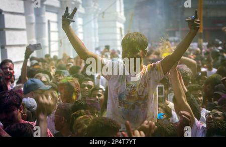 Kathmandu, Bagmati, Nepal. 6. März 2023. Die Menschen werfen Farben, um das Holi-Festival in Kathmandu, Nepal, am 6. März 2023 zu feiern. Das Holi Festival, auch bekannt als das Festival der Farben, läutet den Frühling ein. (Kreditbild: © Sunil Sharma/ZUMA Press Wire) NUR REDAKTIONELLE VERWENDUNG! Nicht für den kommerziellen GEBRAUCH! Kredit: ZUMA Press, Inc./Alamy Live News Stockfoto