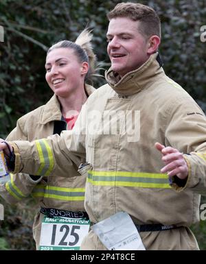 Eastbourne, Großbritannien. 5. März 2023. Läufer, die den 4-Meilen-Punkt beim Eastbourne Halbmarathon passieren. Kredit: Newspics UK South/Alamy Live News Stockfoto
