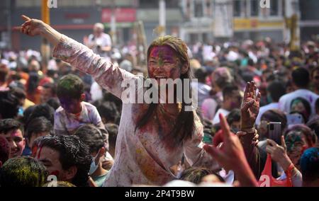 Kathmandu, Bagmati, Nepal. 6. März 2023. Ein bunter Ausländer feiert am 6. März 2023 das Holi-Festival in Kathmandu, Nepal. Das Holi Festival, auch bekannt als das Festival der Farben, läutet den Frühling ein. (Kreditbild: © Sunil Sharma/ZUMA Press Wire) NUR REDAKTIONELLE VERWENDUNG! Nicht für den kommerziellen GEBRAUCH! Kredit: ZUMA Press, Inc./Alamy Live News Stockfoto