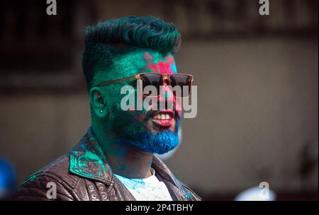 Kathmandu, Bagmati, Nepal. 6. März 2023. Ein Mann mit farbigem Gesicht feiert am 6. März 2023 das Holi-Festival in Kathmandu, Nepal. Das Holi Festival, auch bekannt als das Festival der Farben, läutet den Frühling ein. (Kreditbild: © Sunil Sharma/ZUMA Press Wire) NUR REDAKTIONELLE VERWENDUNG! Nicht für den kommerziellen GEBRAUCH! Kredit: ZUMA Press, Inc./Alamy Live News Stockfoto
