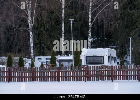 Wintercampen, Wohnwagenanhänger in Messila Camping, Hollola, Finnland Stockfoto