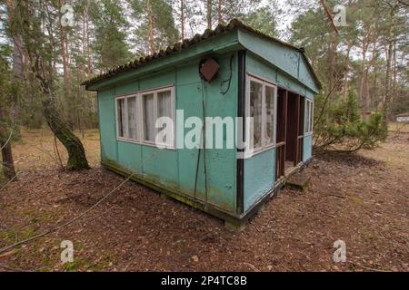 Verlassene Wohnmobile aus Holz in einem vergessenen, verlassenen Ferienresort an einem Herbsttag. Stockfoto