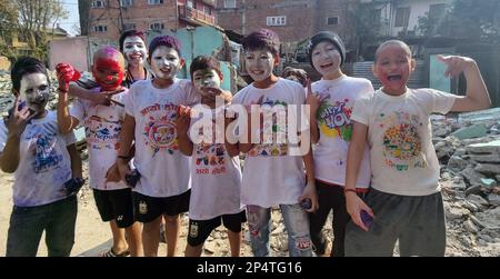 Kathmandu, Bagmati, Nepal. 6. März 2023. Kinder mit bunten Gesichtern feiern das Holi Festival in Kathmandu, Nepal, am 6. März 2023. Das Holi Festival, auch bekannt als das Festival der Farben, läutet den Frühling ein. (Kreditbild: © Sunil Sharma/ZUMA Press Wire) NUR REDAKTIONELLE VERWENDUNG! Nicht für den kommerziellen GEBRAUCH! Kredit: ZUMA Press, Inc./Alamy Live News Stockfoto