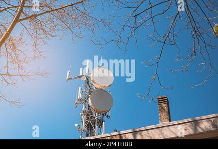 Telekommunikationstürme mit drahtlosen Antennen am Himmel. Fernsehturm oder Funkturm Stockfoto