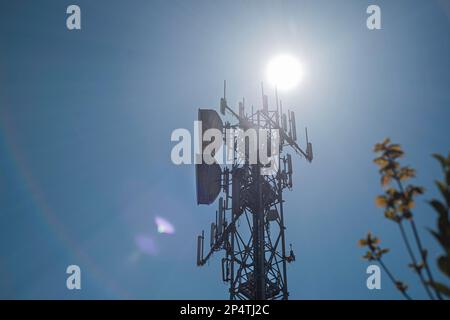 Telekommunikationstürme mit drahtlosen Antennen am Himmel. Fernsehturm oder Funkturm Stockfoto