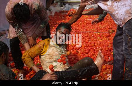 Kathmandu, Bagmati, Nepal. 6. März 2023. Die Leute werfen sich bei der Feier des holi Festivals in Kathmandu, Nepal, am 6. März 2023 Tomaten. Die Feier wurde organisiert, um La Tomatina von Spanien zu symbolisieren. (Kreditbild: © Sunil Sharma/ZUMA Press Wire) NUR REDAKTIONELLE VERWENDUNG! Nicht für den kommerziellen GEBRAUCH! Kredit: ZUMA Press, Inc./Alamy Live News Stockfoto