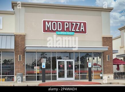 Houston, Texas, USA 02-26-2023: Mod Pizza Shop in Houston, TX, mit Sitzbereich im Freien. Schnelle, zwanglose Restaurantkette, gegründet 2008. Stockfoto