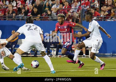 4. März 2023, Frisco, USA: FC Dallas Forward Jesus Ferreira kontrolliert das Mittelfeld des Balls gegen DIE Verteidiger DER LA Galaxy während der ersten Halbzeit des MLS-Spiels zwischen dem FC Dallas und LA Galaxy im Toyota Stadium. Am Samstag, den 4. März 2023 in Frisco, Texas, USA. (Foto: Javier Vicencio / Eyepix Group) Stockfoto