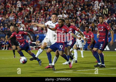 4. März 2023, Frisco, USA: LA Galaxy Forward Dejan Joveljic und FC Dallas Forward Jesus Ferreira kämpfen während der ersten Halbaktion des MLS-Spiels zwischen dem FC Dallas und LA Galaxy im Toyota Stadium um den Ballbesitz. Am Samstag, den 4. März 2023 in Frisco, Texas, USA. (Foto: Javier Vicencio / Eyepix Group) Stockfoto